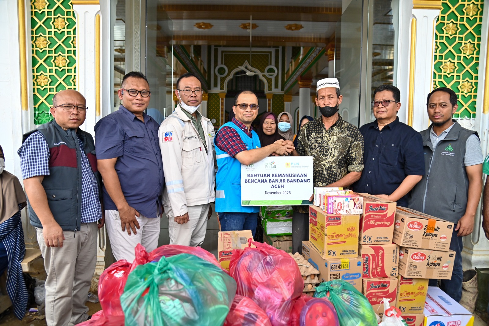 Supporting Community Recovery, PLN Indonesia Power Distributes Aid to Five Affected Posts in Aceh Tamiang